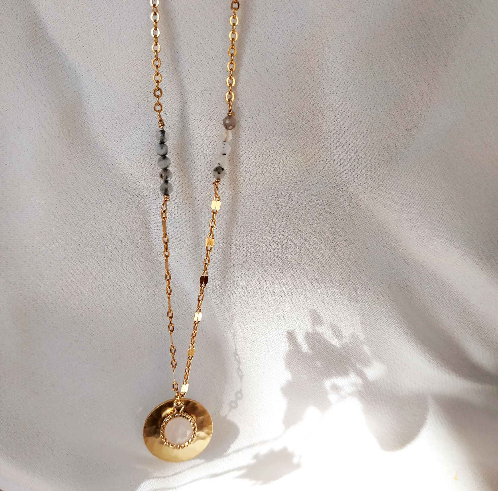 photo collier eluard blanc
