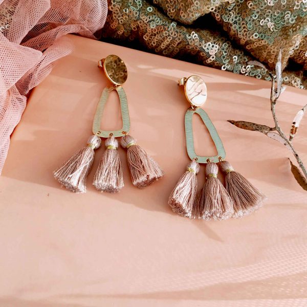 photo boucles d'oreilles Frida beige rose