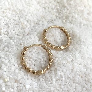 mini créoles billes sur sable blanc