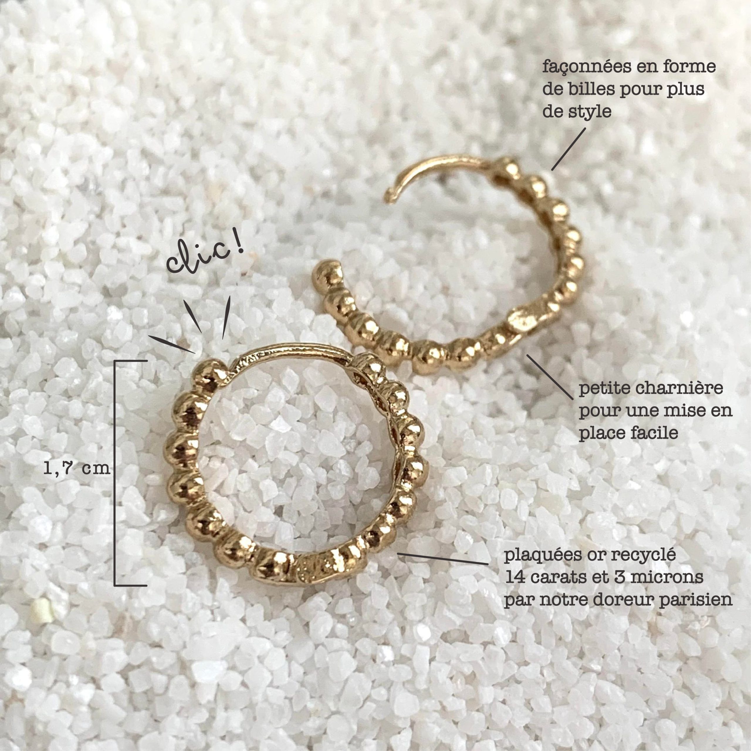 mini creoles dorées sur sable blanc avec légendes