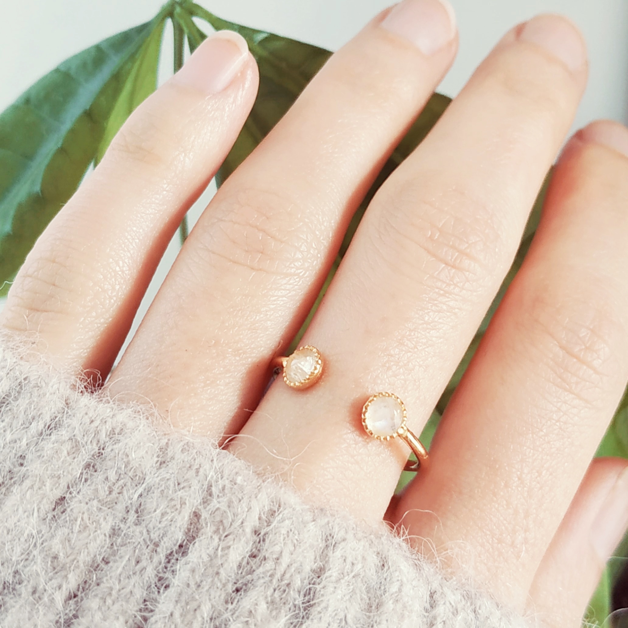 photo main avec bague ouverte