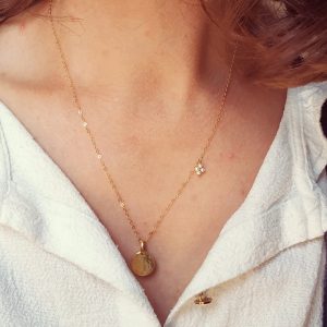 Collier doré à médaille martelée Manawa