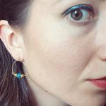 zoom visage avec boucles d'oreilles cercles et pierre naturelle