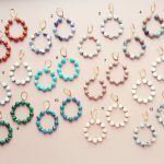 toutes les couleurs des boucles d'oreilles julia posées sur fond rose clair