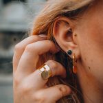 photo côté visage oreille avec mini créole et puce d'oreille