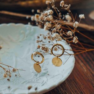 photo mini creoles avec pampilles suspendu sur tige de gypsophile